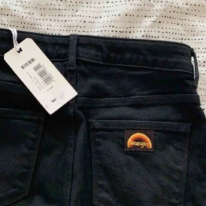  - HÄMTAS TROLLHÄTTAN (fraktas ej) Nya jeans från Wrangler. Aldrig använda. Hög midja med bootcut. Sitter som ett smäck. Passar en storlek S. 