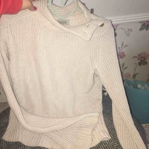  - Stickad tröja från Hunky dory. Fina detaljer med guldknappar och trumpetärm. Använd endas 2 gånger.