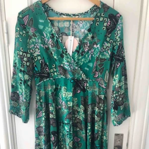  - Helt ny Magic Garden dress. Stl 1. Förslut med dragkedja. 
