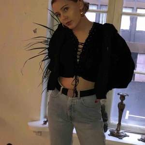  - Mocka tröja från B B Paris som e köpt i en vintage butik. Spets längs urringningen och kort i midjan med utsvängda armar. Så fin kvalité och passform! 😍 120 kr INKLUSIVE frakt 🌼🌼