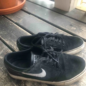  - Säljer ett par skejt skor ifrån Nike, modellen zoom Stefan janoski OG💕 ny pris var 879kr De är väl använda men i fint skick. Finns i Falun men kan också frakta mot fraktkostnad 
