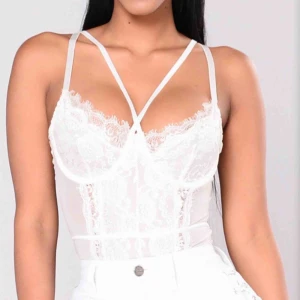  - Body från Fashion Nova. Aldrig använd. Den är inte lika vit i verkligheten som på Fashion Novas hemsida. Kan mötas upp i Hässleholm eller Lund/Malmö, annars står köparen för frakt :) 