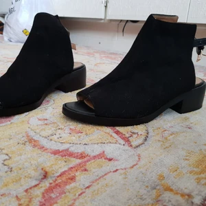  - Jättefina och bekväma svarta sandaler. Använda ett några få gånger. 130kr med frakt vid snabb affär.