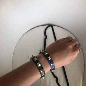 Armband som liknar valentino, (alltså inte fake utan liknar bara) blått och svart läder med guld nitar. 500kr st eller 800kr för båda:)