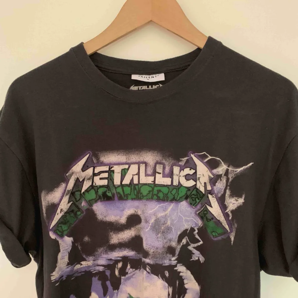 Älskad Metallica-tröja från Carlings köpt för 400kr! Den är grå och lite sliten i trycket från början - alltså inte urtvättad!  En riktig favorit som sällan kommit till användning söker nytt hem 🥰 pruta på. T-shirts.