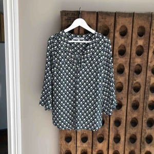  - Viskos blus, trumpetärm,ny