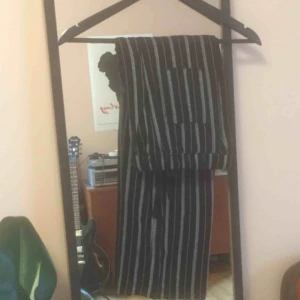  - Perfekta sommarbyxor: svarta, svala, randiga, ned till anklarna med snörning i midjan. Två fickor på sidan och en liten söt där bak. 🌟 Fraktar eller möts i Stockholm.