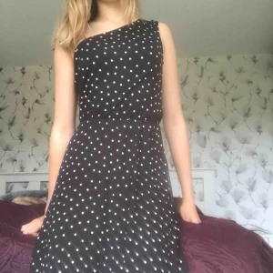  - Helt ny prickig one shoulder klänning, så söt!! Den är ganska stretchig så passar S också. Frakt tillkommer på 42kr