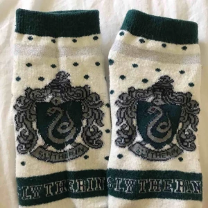  - BORTSKÄNKES!!!! Helt nya slytherin strumpor som aldrig är använda! Passar alla storlekar tror jag. Du betalar endast frakten på 9kr