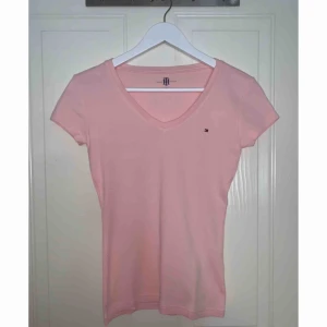  - Rosa Tommy Hilfiger T-shirt, använd 2 gånger, storlek XS. Frakt tillkommer!