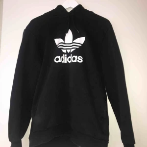  - Svart Adidas hoodie med fickor. Köpt för ungefär ett år sedan för 500 kr, säljs för 300 kr och i priset ingår frakt. Den är knappt använd och är i väldigt bra skick.