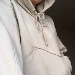  - Beige hoodie från weekday köpt för 300kr. Storlek small, dock är den lite over sized. Bra skick, inget slitage.