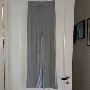  - Flared, högmidjade gråa mjukisbyxor från pretty little thing Fint skick frakt 18kr betalning via swish Skicka meddelande om det behövs fler bilder (pris kan diskuteras) 