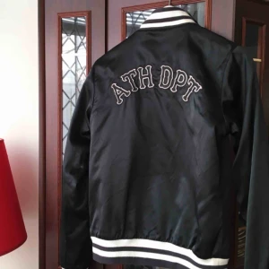  - Bomberliknande jacka från Nike i satin! Kommer inte till användning längre :/