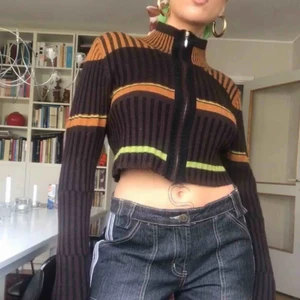  - Ribbad långärmad tröja med dragkedja i äkta 90s grunge mode. Second hand men fint skick! 