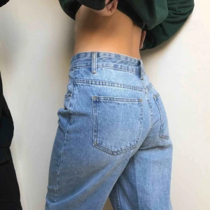  - Säljer aldrig använda NastyGal jeans, är en S 36/38 ish, skulle gissa att de funkar bäst på en M 38. Mom jeans model ish