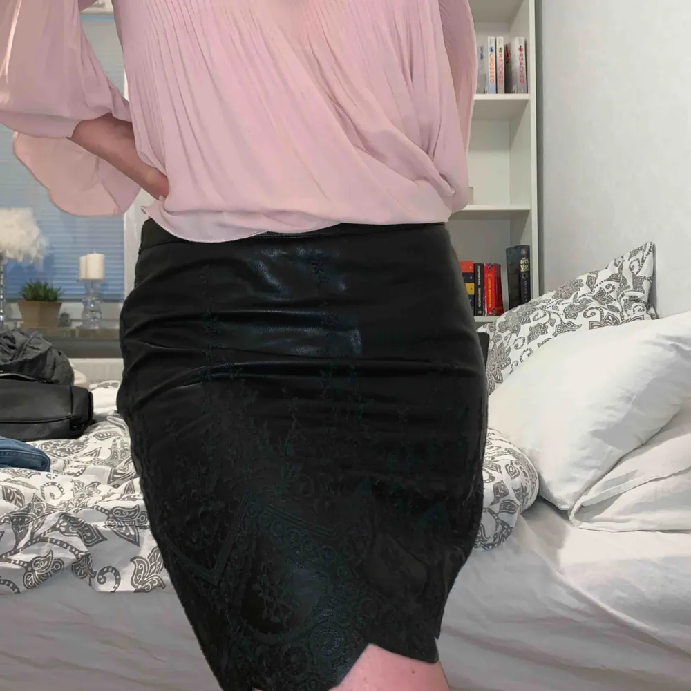 Fejkskinn kjol från BikBok i storlek S. Använt fåtal gånger för inte riktigt min stil. Frakten är inte inräknat i priset. Kjolar.