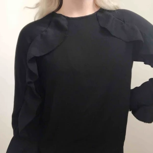  - Söt blus från gina, inte använd jätte mycket! superfint me detaljerna som går från halsen ända ner till armens slut! kontakta för fler bilder eller frågor!💕