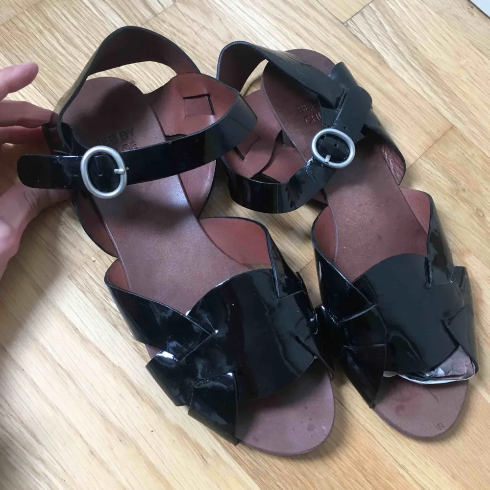 Svarat skinn sandaler i lack från See by Chloé. Nypris 1.800kr Strl 39 vanlig passform Black Patent . Skor.