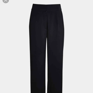  - Säljer raka byxor från bikbok, kostar 300r i vanliga fall . Säljer för 130kr ink frakt. 