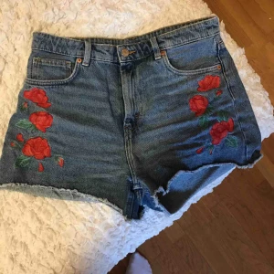  - Shorts som är alldeles för stora och därför inte används. Är ifrån Monki. Frakt tillkommer!