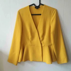  - Oanvänd jätte fin gul blus från Top Shop.   Frakt ingår 