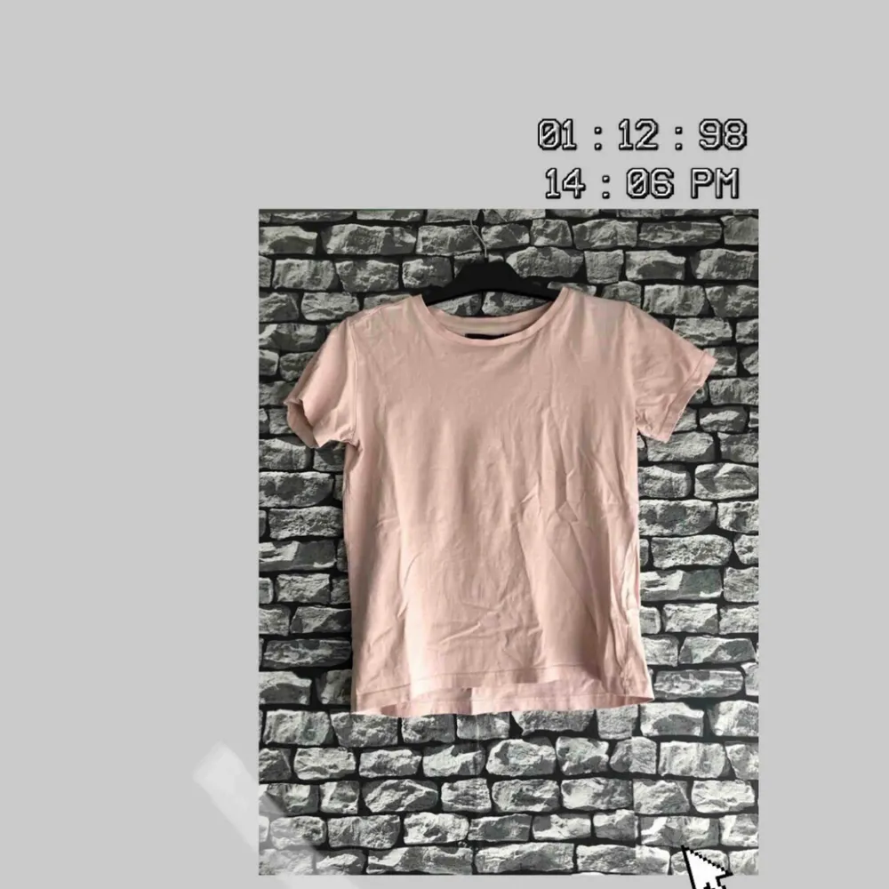 En rosa t-shirt i storlek XS från Lager157. Har använt ett par gånger och är fortfarande i helt nyskick. För fler bilder går det bra att fråga :) Frakt förekommer. Kan mötas upp i Göteborg.. T-shirts.