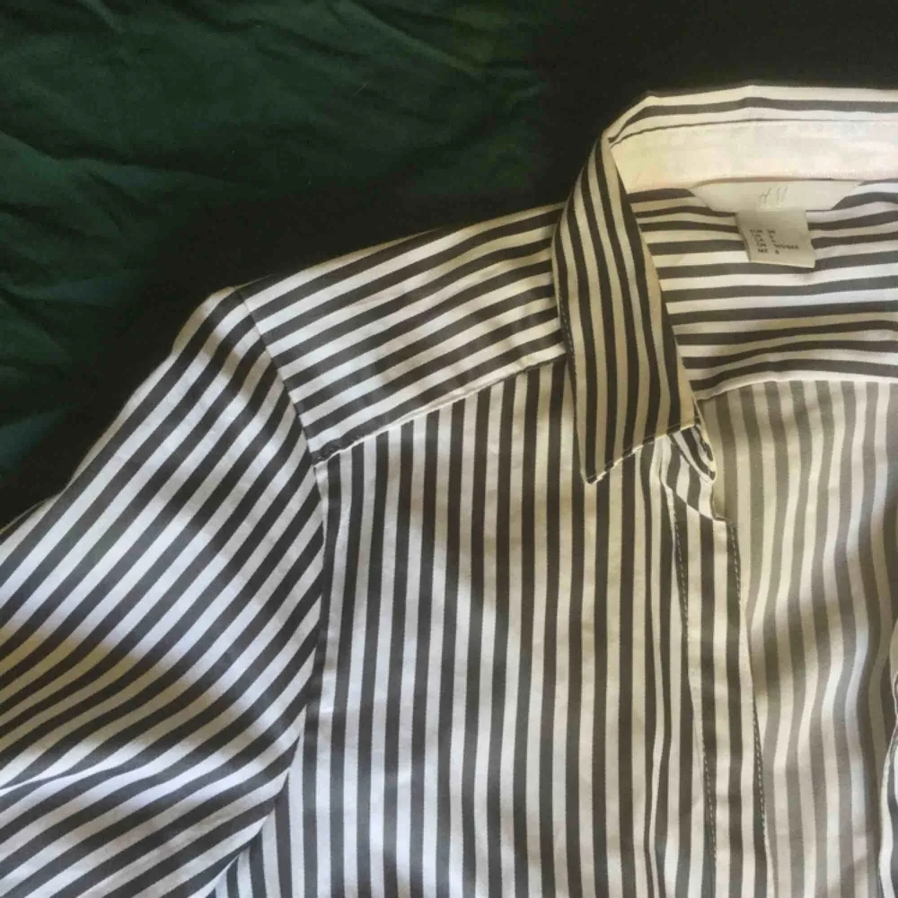 Slim-fit skjorta, fin men jag använder den inte längre.  Köparen betalar frakt. . Skjortor.