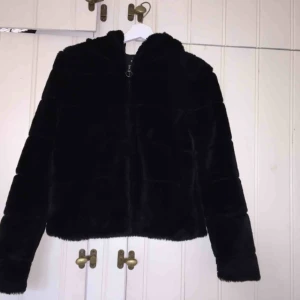  - Pälsig jacka från märket ONLY. Strl XS men passar även S. Passar bra till våren och hösten. Inga slitningar. Köpare står för frakt