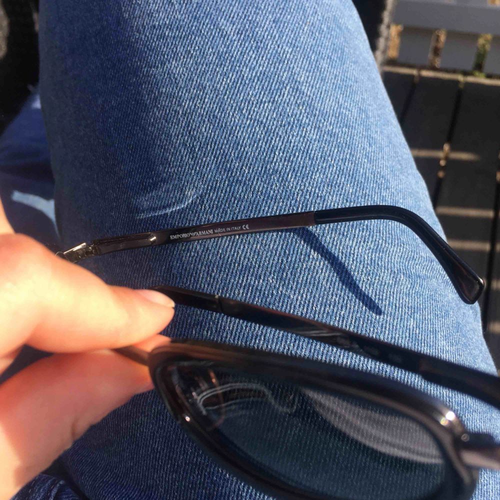 Dundersnabba solglajjer från Emporio Armani Etuit är slitet men glasögonen OANVÄNDA.  Bara legat och samlat damm.  🤠Hämtas vid min bostad/postas för 49kr🤠. Accessoarer.