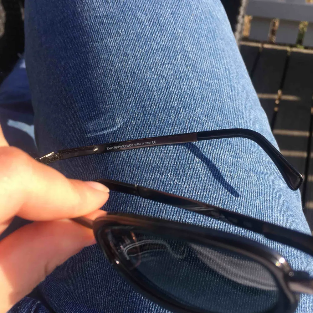 Dundersnabba solglajjer från Emporio Armani Etuit är slitet men glasögonen OANVÄNDA.  Bara legat och samlat damm.  🤠Hämtas vid min bostad/postas för 49kr🤠. Accessoarer.