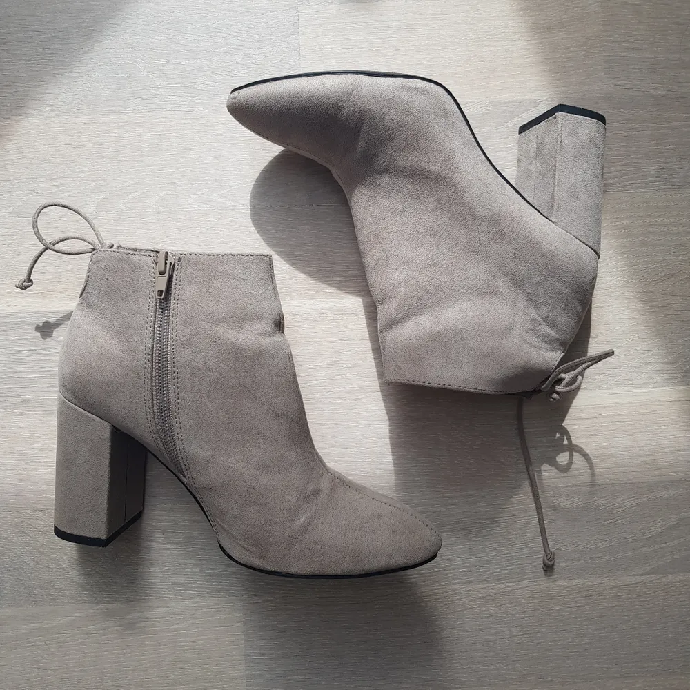Grey boots by pull&bear, worn 3 times. Good condition but a few marks from water (I wore them on a rainy day 🙄) but it doesnt show when you have them on, you can only see it if you look closely! The material is like mocka/suede imitation. I can meet in täby or TC! =) Size 38. Skor.