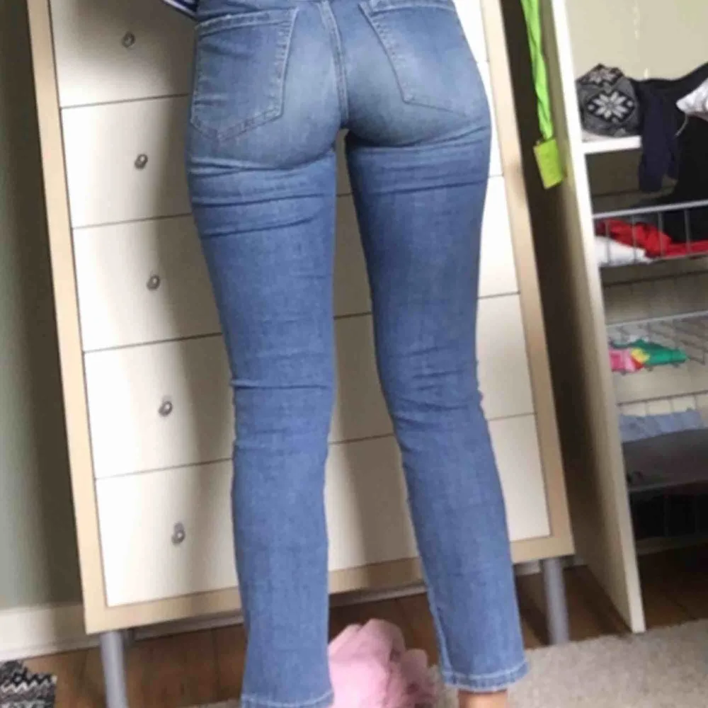 Jeans från Gina tricot som är kortare vid ankeln och lågmidjade. Jeans & Byxor.