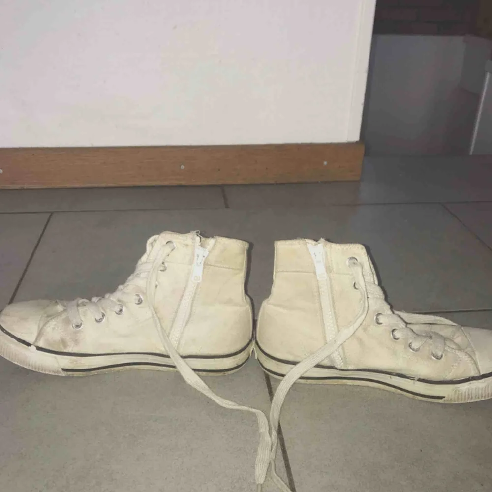 Ett par vita höga sneakers med dragkedja på insidan i storlek 36! De är använda och har får lite smuts på sig men är väldigt enkelt att ta bort då de är tygskor (kan tvättas) 💕. Skor.