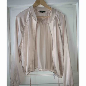  - Jättetunn bomber inspirerad jacka, perfekt till sommaren! Aldrig använd! Hämtas i Gävle eller fraktas, fraktkostnad tillkommer🌸