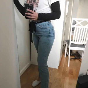  - Använda max 2 gånger, köpte dom på H&M för 499kr!  jag är 160cm lång och har i vanliga fall xs/s på byxor, dom e stretchiga och höga i midjan, skulle kunna passa en medium. De e raka vid vristerna! Köparen står för frakt!💕kontakta för fler bilder😊
