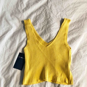  - Varm gul stickad topp från Brandy Melville! Aldrig använd och prislapp kvar! 40kr frakt eller mötas upp i Stockholms innerstad ♥️🌹