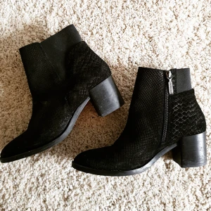  - Dessa godingar har blivit för små för mig & dom är så grymt snygga! Ett riktigt kap, använda endast två gånger och i superfint material! 🎀