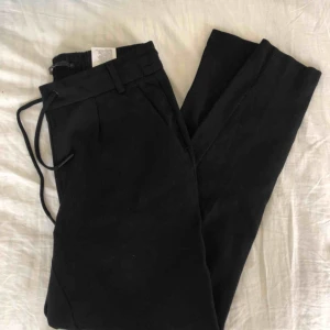  - Kostymbyxa i mjukt material, fint skick!