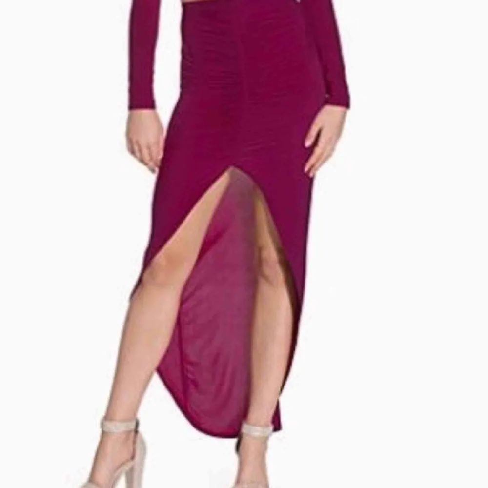 Ett rostfärgatset (topp + kjol) ifrån CLUB L säljes tillsammans :) Köparen står för frakten. Klänningar.