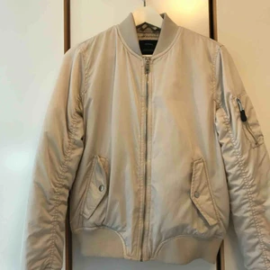  - Beige bomberjacka från bershka 