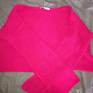 - En chock rosa stickad tröja med lite vidare ärmar och lite kortare passform. Köpt ifrån NAKD💗