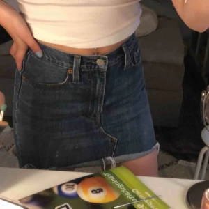  - Blå Levis kjol i fint skick Storlek-23 Köptes för 600 säljer för 350 billigare vid snabbare affär. Använd några gånger  Går att skickas mot frakt kostnad.