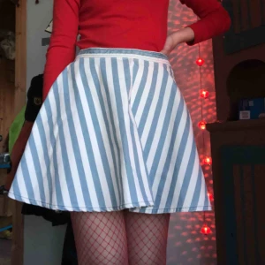  - Somrig kjol i denim, tyget formar sig superfint.   Möts upp i Gbg, annars står köparen för frakten xoxo