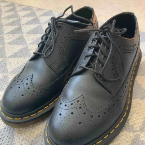  - Supersnygga dr.martens som är använda endast en gång! Säljer pga brist av användning. 