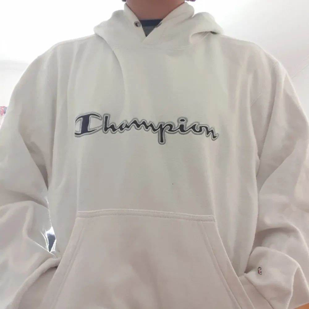 *Jag fraktar inte* •   Vintage vit Champion hoodie med blå logga, M i damstorlek alltså inte den största.. Tröjor & Koftor.