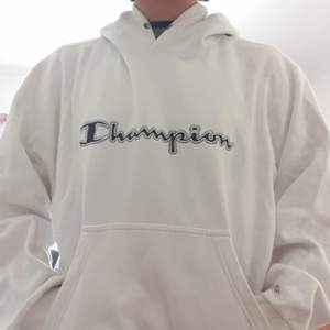*Jag fraktar inte* •   Vintage vit Champion hoodie med blå logga, M i damstorlek alltså inte den största.