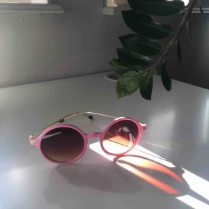  - Coola runda rosa solglasögon🤩 det i glaset på andra bilden är ej repor utan spegling av nåt. Det står Michael Kors men jag har ingen aning om de är äkta då jag köpt dom på second hand