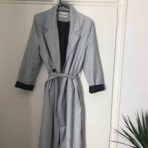  - Oanvänd sommar/vår kappa från NA-KD Ord pris 999kr  Storlek 42  Finns i Stockholm, kan skickas mot frakt 🌸