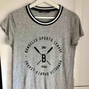  - Grå t-shirt med svart tryck & svarta/vita detaljer ifrån märket bondelid. 40 kr + frakt. 🌸